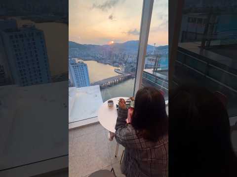 영도 라발스 스카이카페에서 바라 본 부산 바다와 도시 풍경